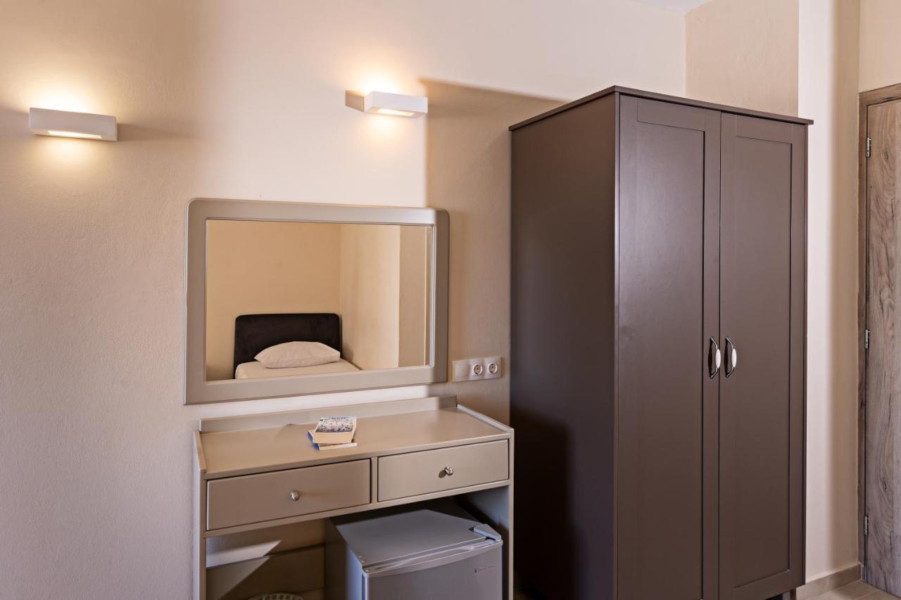 Hotel Kathrin Beach Adelianos Kampos Esterno foto